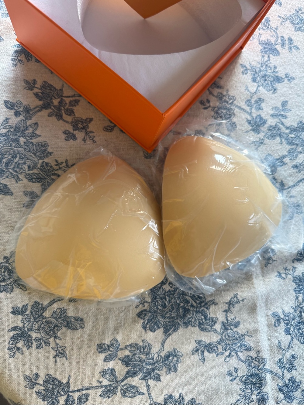 Snowy sticky bra inserts